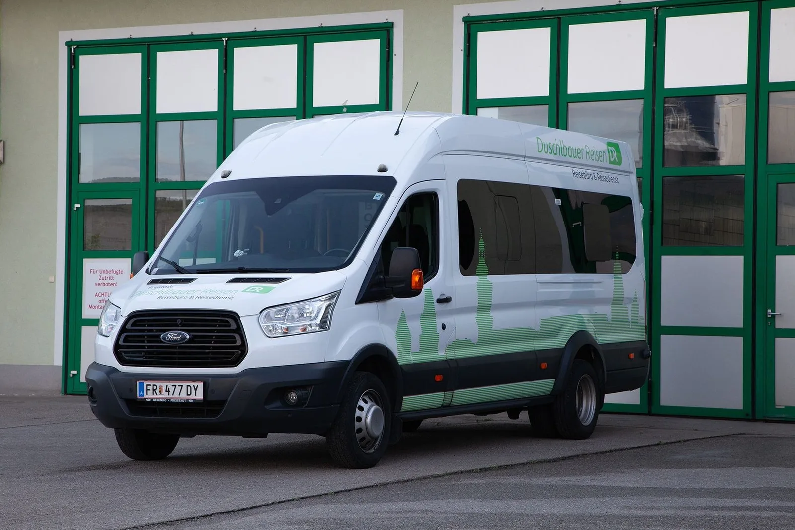 Kleinbus Ford Transit vor den grünen Toren der Halle