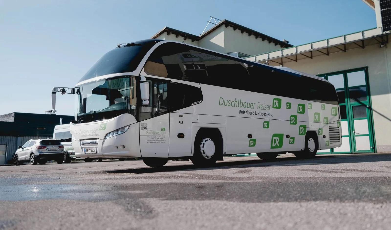 Reisebus Neoplan Cityliner in Duschlbauer-Lackierung auf dem Hof