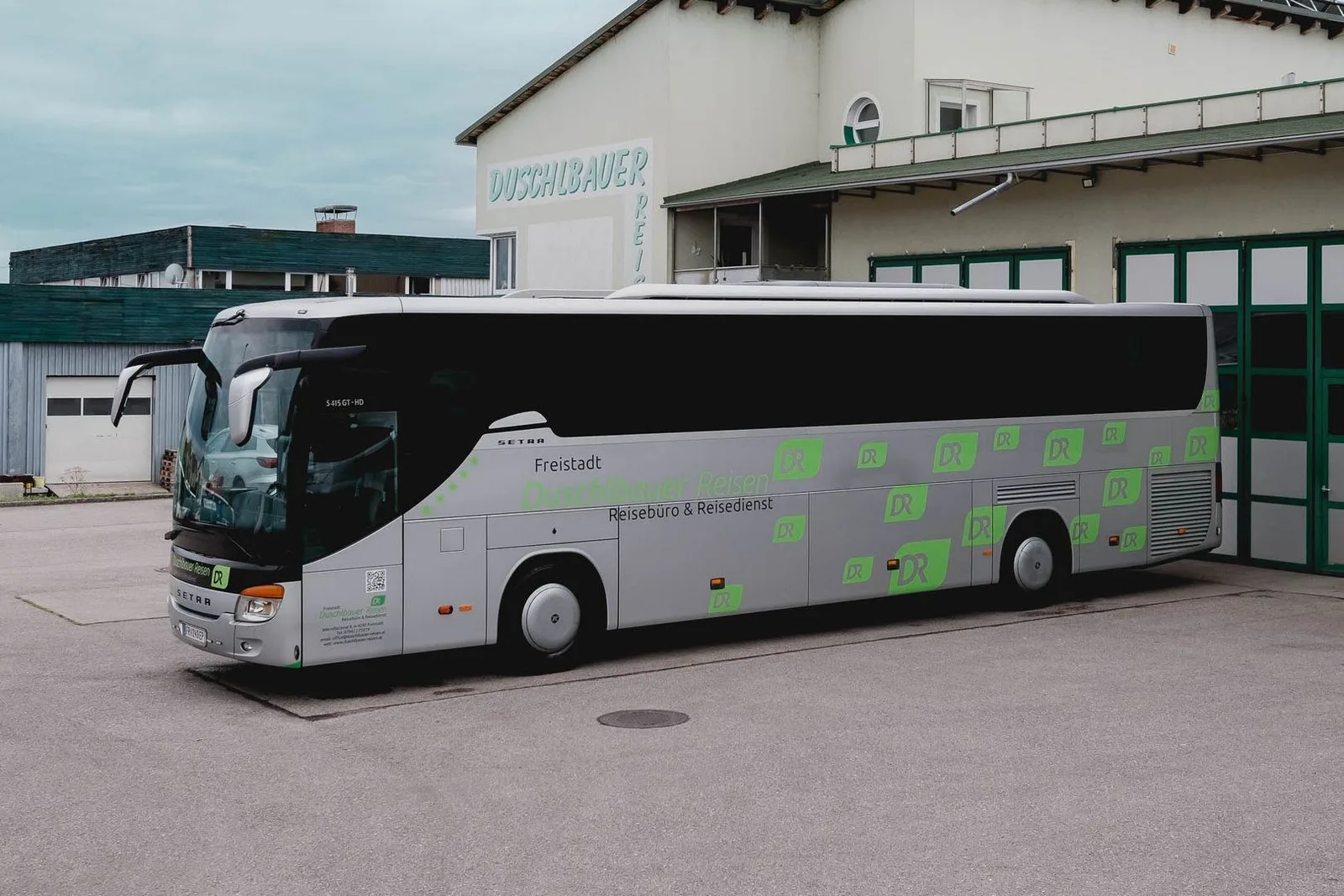 Reisebus Setra 415 GT-HD vor dem Gebäude mit Schriftzug Duschlbauer