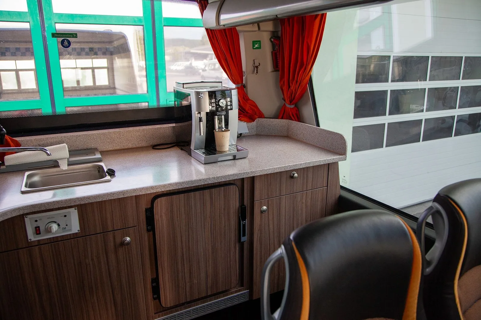 Heckküche im Reisebus mit Kaffeemaschine und Arbeitsfläche
