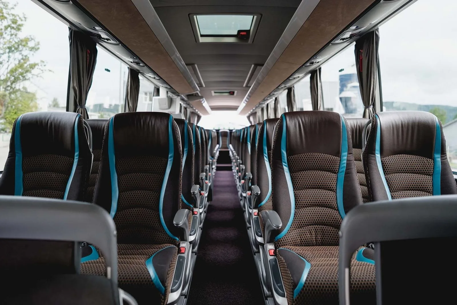 Innenraum eines Reisebusses mit Reihen von Komfortsitzen