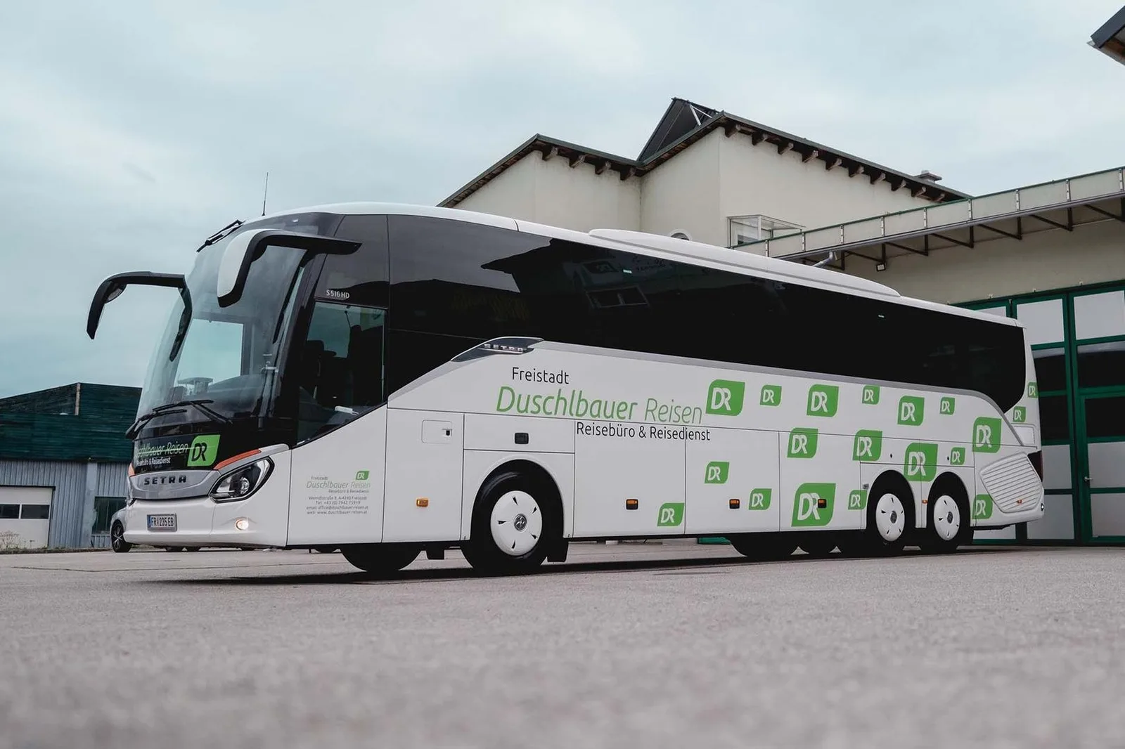 Reisebus Setra 516 HD in Duschlbauer-Lackierung vor der Halle in Freistadt